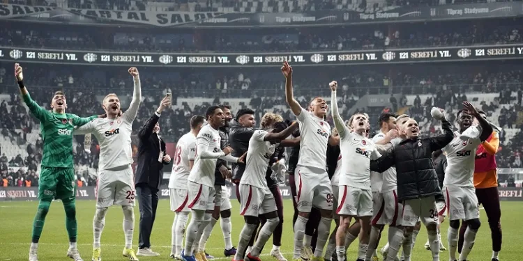 Galatasaray galibiyetini taraftarıyla kutladı