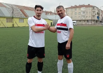 Futbolcu baba oğul, aynı takımda top koşturuyor