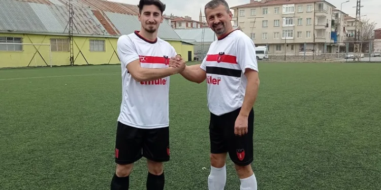 Futbolcu baba oğul, aynı takımda top koşturuyor