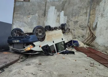 Kamyonet 30 metre yükseklikten okul bahçesine uçtu, faciadan dönüldü