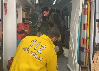 Motosiklet ile otomobil çarpıştı: 1 yaralı