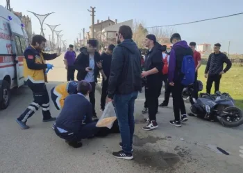 Hafif ticari araçla çarpışan motosikletteki 2 lise öğrencisi yaralandı