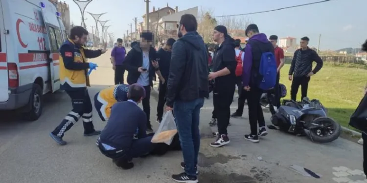 Hafif ticari araçla çarpışan motosikletteki 2 lise öğrencisi yaralandı
