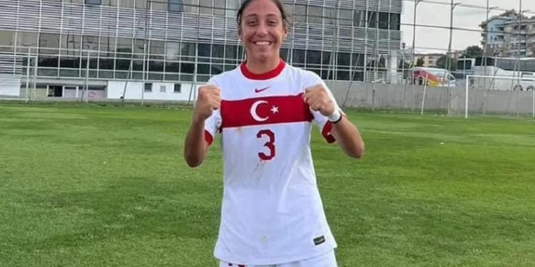 Denizlili kadın futbolcuya milli gurur