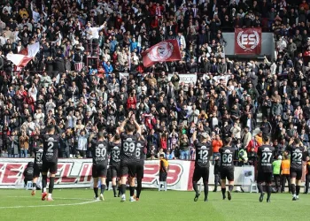 Elazığspor taraftarlarıyla coşuyor