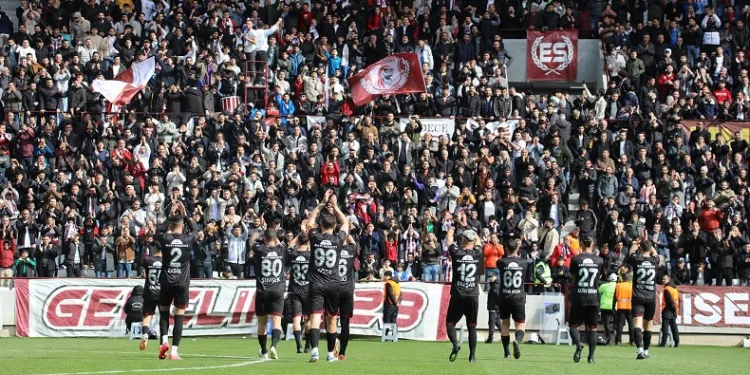 Elazığspor taraftarlarıyla coşuyor