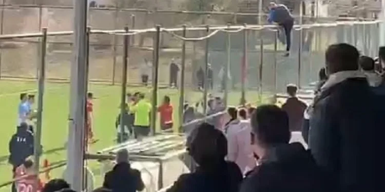 Tokatta cezalı antrenör tel örgüleri aşarak sahaya indi