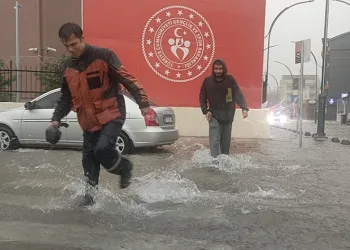 Antalya’da sağanak yağış hayatı olumsuz etkiledi