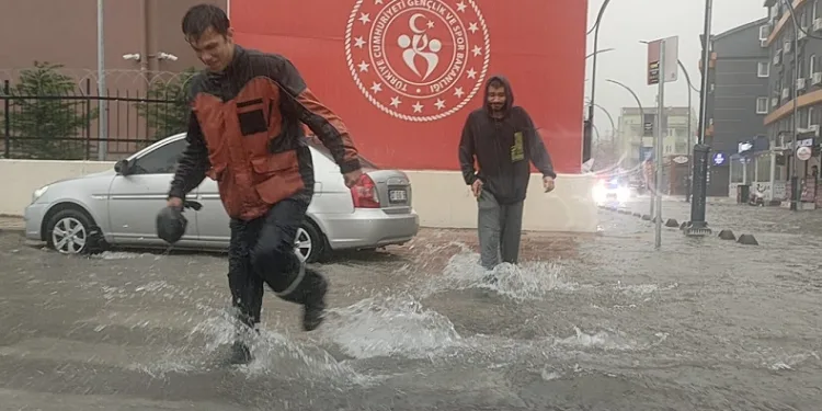 Antalya’da sağanak yağış hayatı olumsuz etkiledi