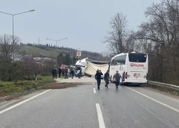 Yalova’da devrilen mıcır yüklü tıra otobüs çarptı