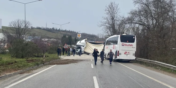 Yalova’da devrilen mıcır yüklü tıra otobüs çarptı