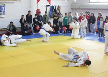 Japon Büyükelçi Takahiko Katsumata’dan genç judoculara kıyafet desteği