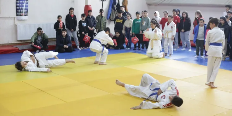 Japon Büyükelçi Takahiko Katsumata’dan genç judoculara kıyafet desteği