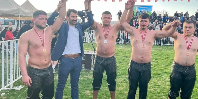 Yunusemreli yağlı güreşçilerden 4 madalya
