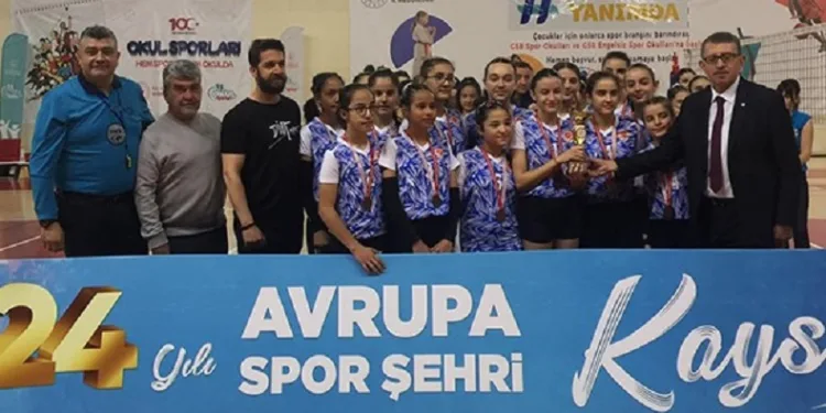 Midi Kızlarda Şampiyon Kayseri Voleybol Kulübü