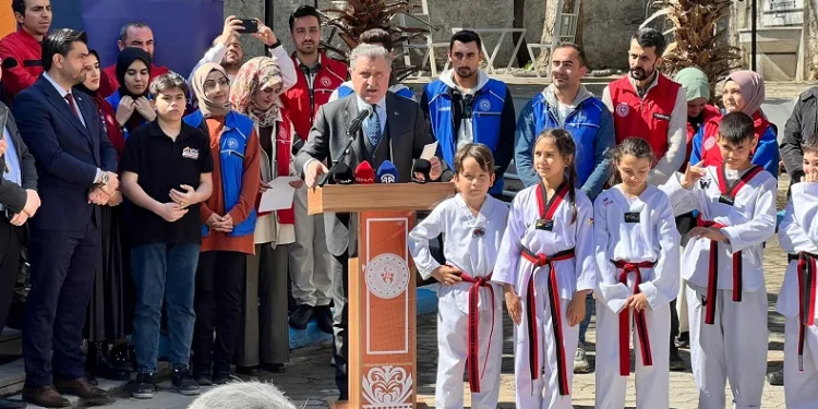 Osman Aşkın Bak: “Kahramanmaraş’a 12 bin 500 kişilik stadyum kazandıracağız”