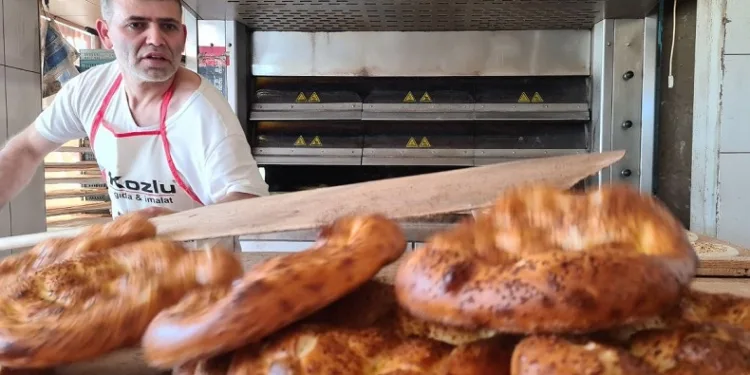 Ramazan ayının ilk pideleri tezgahta yerini aldı
