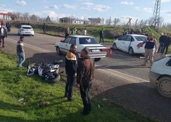 Otomobil altında kalan motosiklet sürücüsü hayatını kaybetti