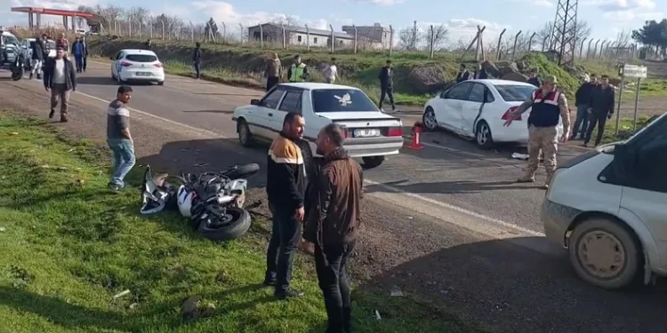 Otomobil altında kalan motosiklet sürücüsü hayatını kaybetti