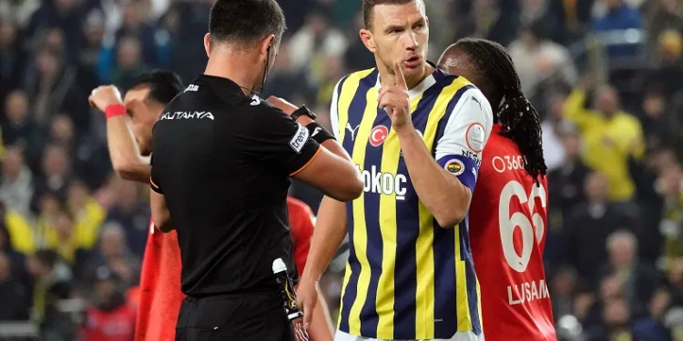 Edin Dzeko: “Bizim en az normal şartlarda 6-7 farkla önde olmamız gerekiyor”