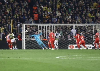 Fenerbahçe, ligde 6. kez geriden gelerek kazandı
