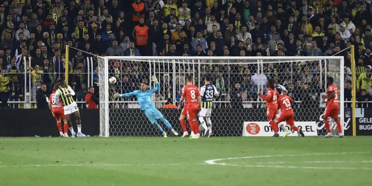 Fenerbahçe, ligde 6. kez geriden gelerek kazandı