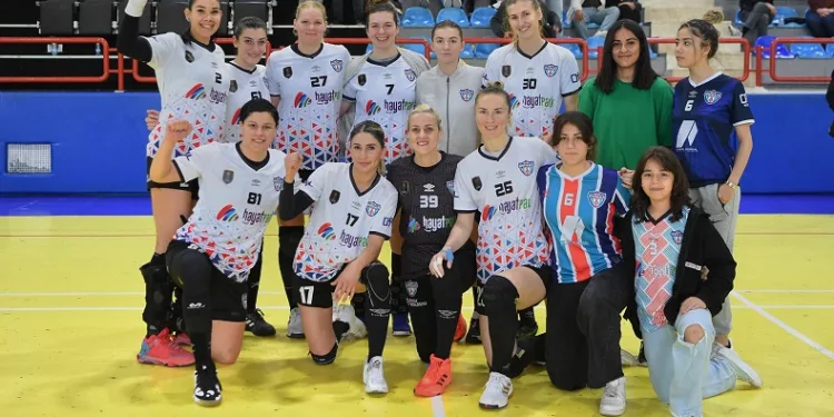 Konyaaltı’nın Mavi Kelebekleri galibiyete doymuyor