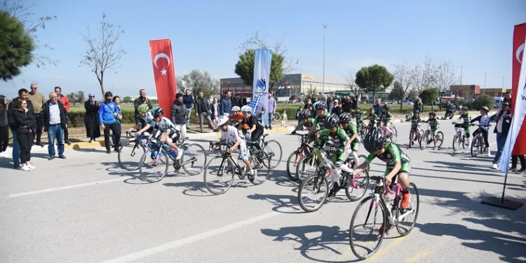 Yunusemre’de bisikletçiler madalya için pedal çevirdi