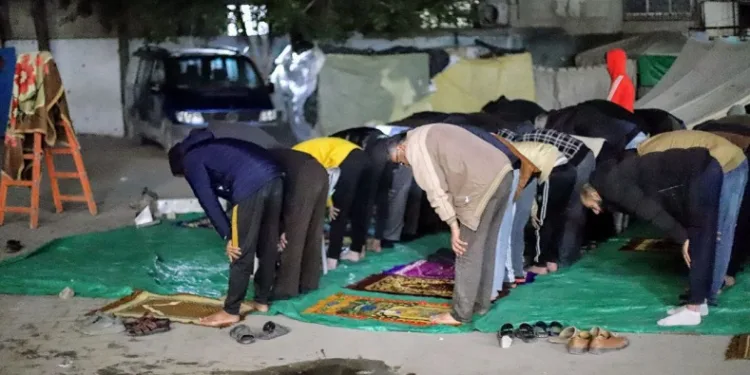 Gazze’de ilk teravih çadırlar arasında kılındı