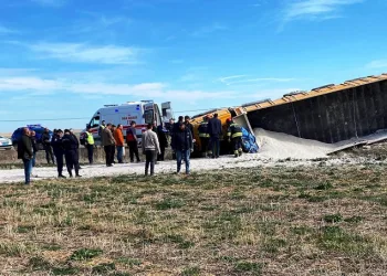 Konya’da hafriyat kamyonu devrildi: 1 yaralı