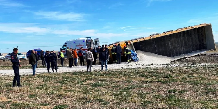 Konya’da hafriyat kamyonu devrildi: 1 yaralı