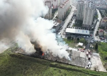 Tuzla’da boya fabrikasında yangın