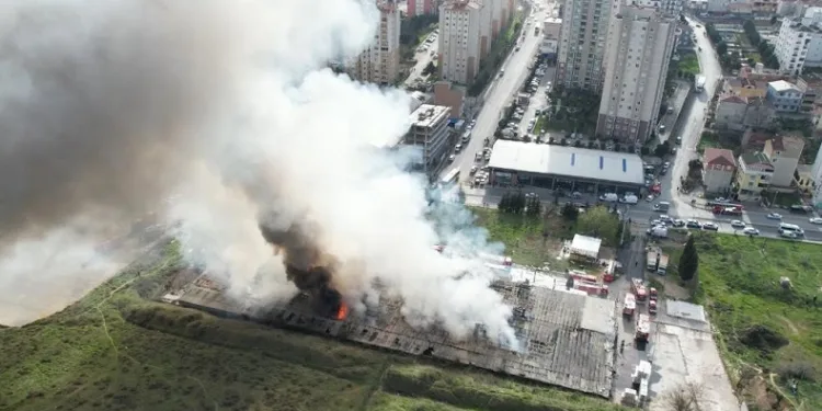 Tuzla’da boya fabrikasında yangın