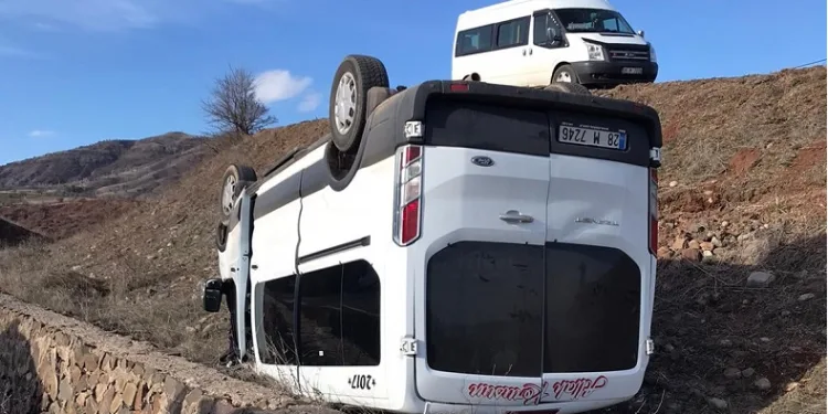 Giresun’da öğrenci servisi devrildi: 11 yaralı