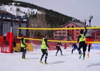 Erzurum’da kar voleybolu heyecanı