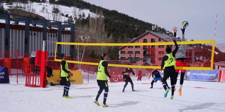 Erzurum’da kar voleybolu heyecanı