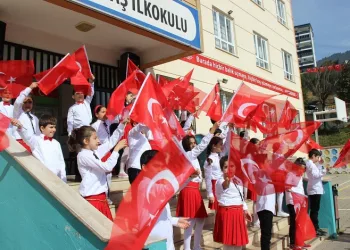 Kahramanmaraş’ta İstiklal Marşı’nın kabulünü minik öğrenciler hazırladıkları programla kutladı