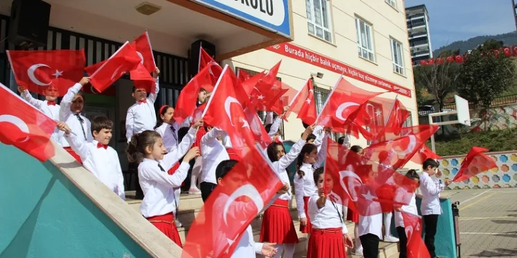 Kahramanmaraş’ta İstiklal Marşı’nın kabulünü minik öğrenciler hazırladıkları programla kutladı