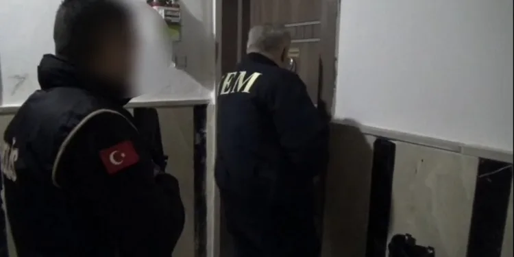 Kırmızı bültenle aranan DEAŞ’lılar Çorum’da yakalandı