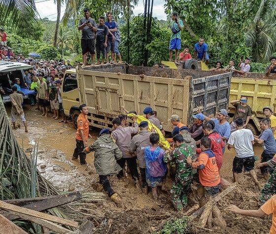 Endonezya’daki sel ve toprak kaymasında can kaybı 32’ye yükseldi