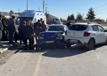 Otomobiller kavşakta çarpıştı: 3 yaralı