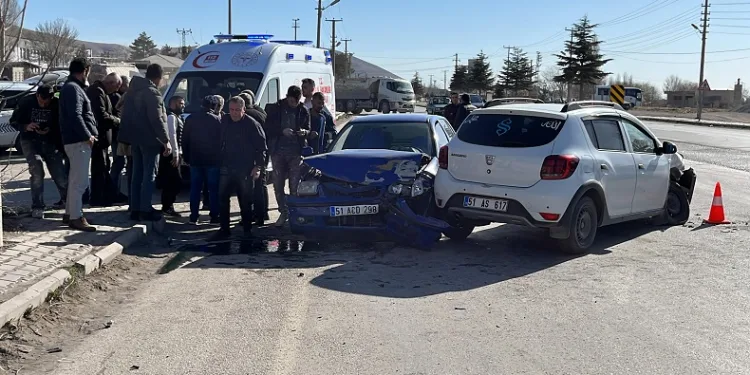 Otomobiller kavşakta çarpıştı: 3 yaralı