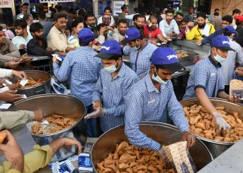 Pakistan’da ilk iftar yapıldı