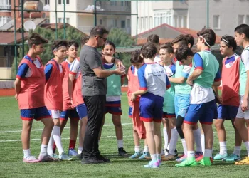 Şampiyon Çamlık FK, tur için Uşak’a gitti