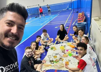 Şampiyonaya hazırlanan ‘altın jenerasyon’ spor salonunda iftar yaptı