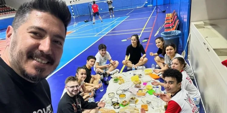 Şampiyonaya hazırlanan ‘altın jenerasyon’ spor salonunda iftar yaptı
