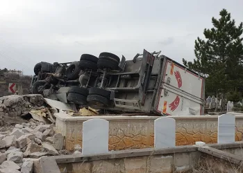 Virajı alamayan tır mezarlığa devrildi
