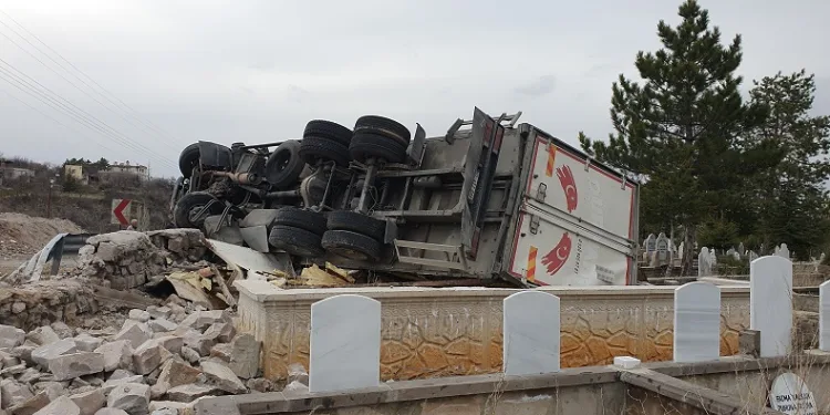 Virajı alamayan tır mezarlığa devrildi