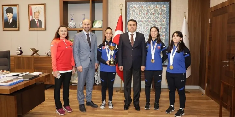 Vali Musa Işın, dereceyle dönen sporcuları kabul etti