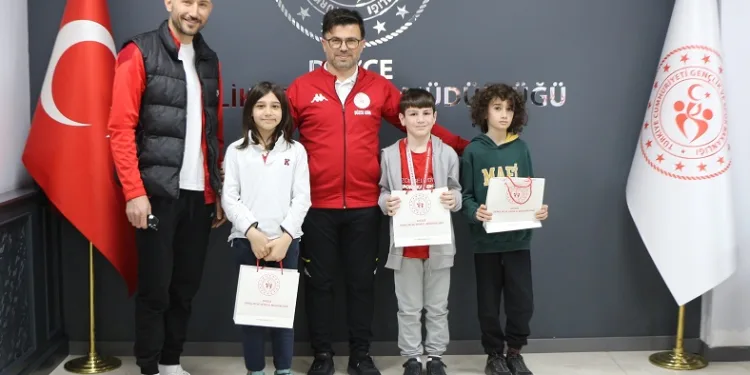 Yazıcı’dan başarılı sporculara ödül